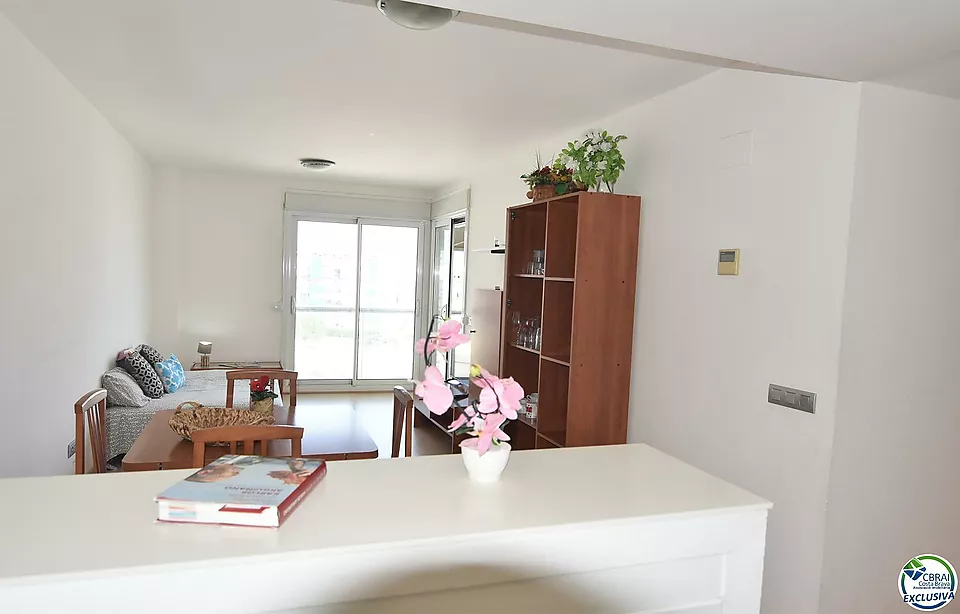 Pis - Apartament en venda a Roses, amb 66 m2, 2 habitacions i 1 bany, Ascensor, Piscina i Jardí comunitaris.