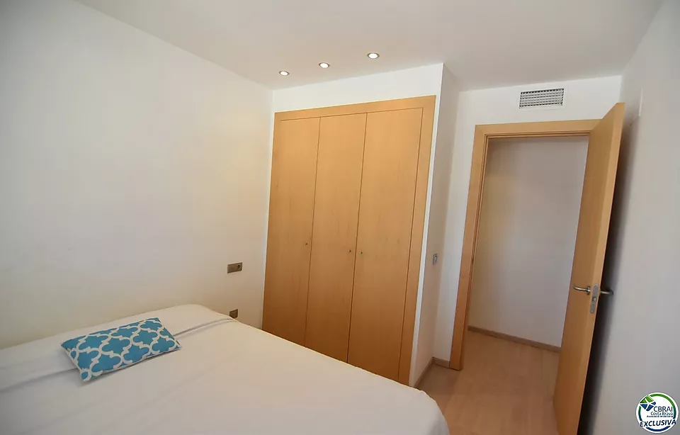 Pis - Apartament en venda a Roses, amb 66 m2, 2 habitacions i 1 bany, Ascensor, Piscina i Jardí comunitaris.