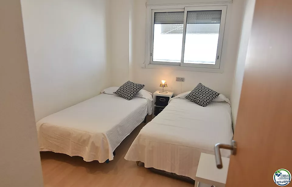 Wohnung - Wohnung zum Verkauf in Roses, mit 66 m2, 2 Schlafzimmern und 1 Badezimmer, Aufzug, Gemeinschaftspool und Garten.