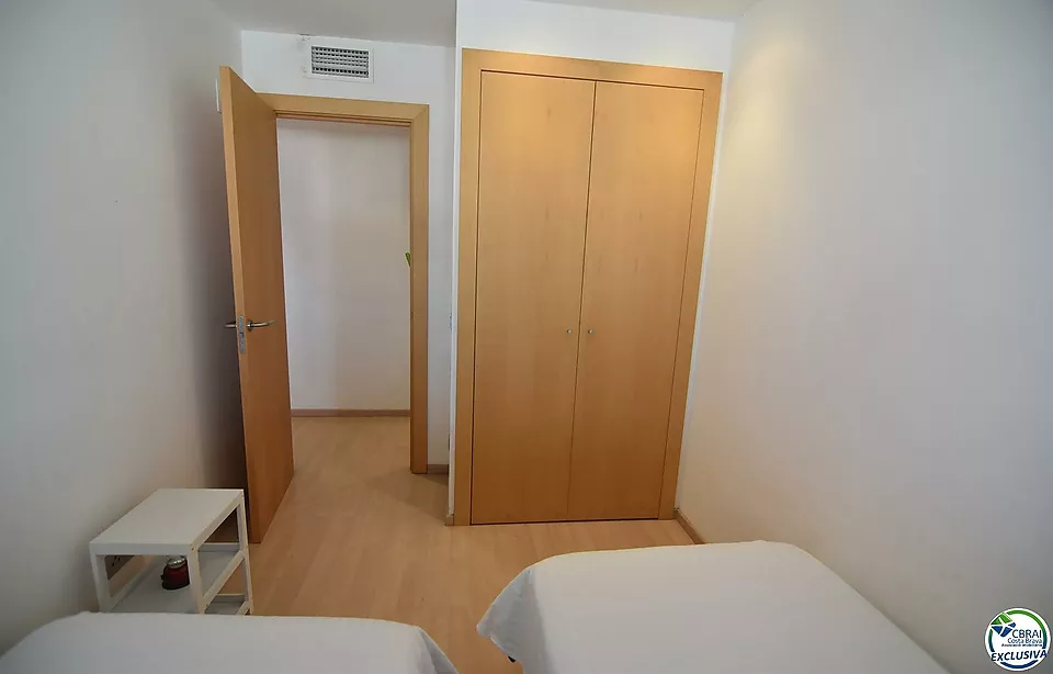 Pis - Apartament en venda a Roses, amb 66 m2, 2 habitacions i 1 bany, Ascensor, Piscina i Jardí comunitaris.