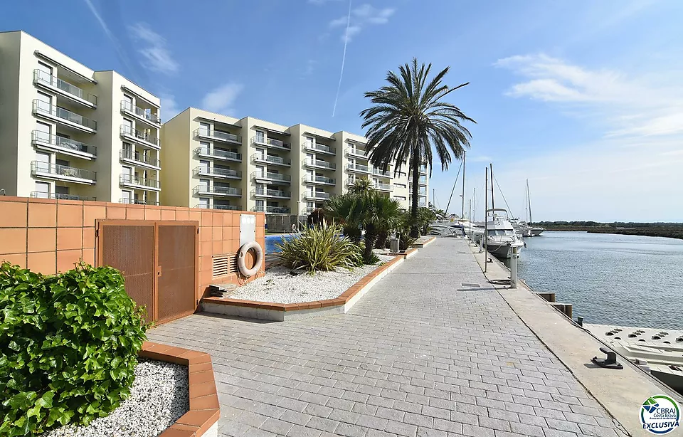 Pis - Apartament en venda a Roses, amb 66 m2, 2 habitacions i 1 bany, Ascensor, Piscina i Jardí comunitaris.