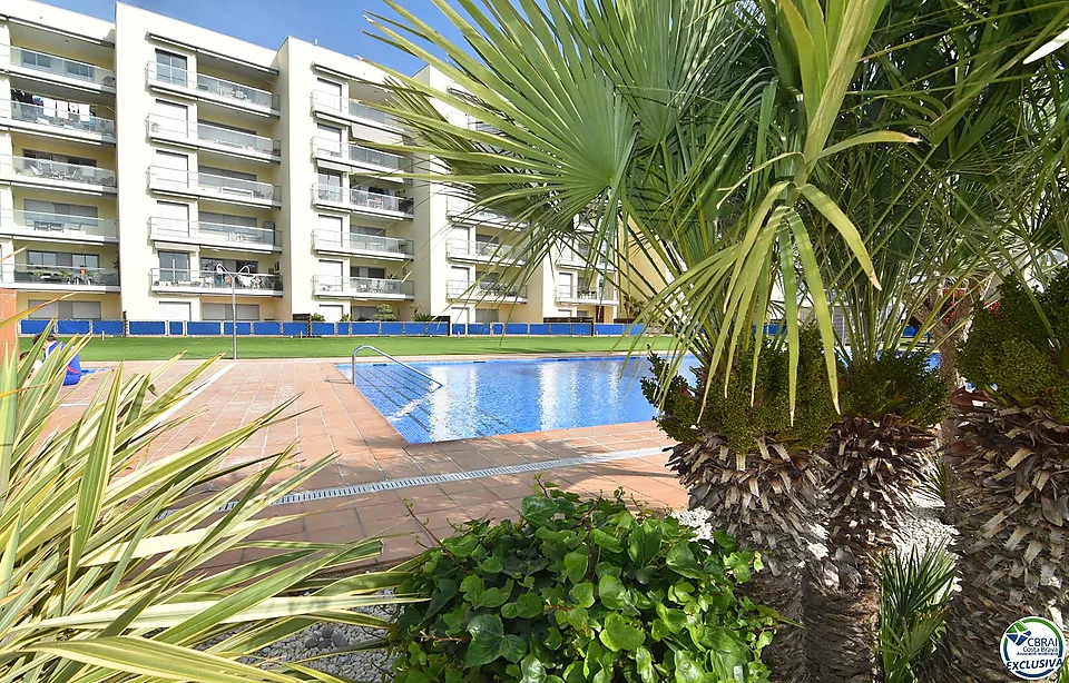 Pis - Apartament en venda a Roses, amb 66 m2, 2 habitacions i 1 bany, Ascensor, Piscina i Jardí comunitaris.