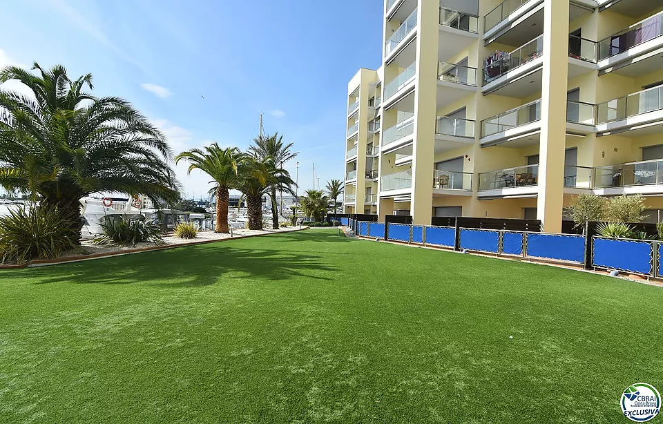 Pis - Apartament en venda a Roses, amb 66 m2, 2 habitacions i 1 bany, Ascensor, Piscina i Jardí comunitaris.