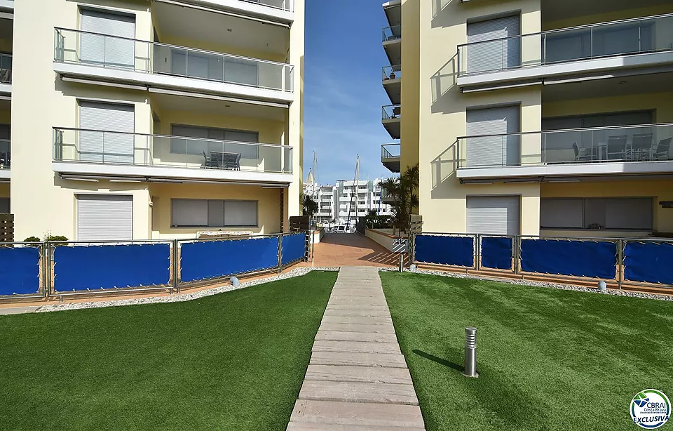 Pis - Apartament en venda a Roses, amb 66 m2, 2 habitacions i 1 bany, Ascensor, Piscina i Jardí comunitaris.