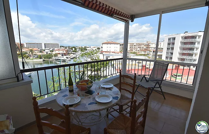 Appartement - Appartement à vendre à Roses, 2 chambres, 1 salle de bain, une grande terrasse avec vue sur le canal et les montagnes et une place de pa