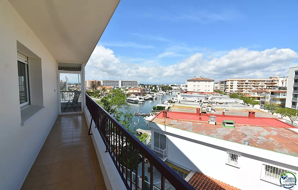 Wohnung - Wohnung zum Verkauf in Roses, 2 Schlafzimmer, 1 Badezimmer, eine große Terrasse mit Blick auf den Kanal und die Berge und ein privater Parkp