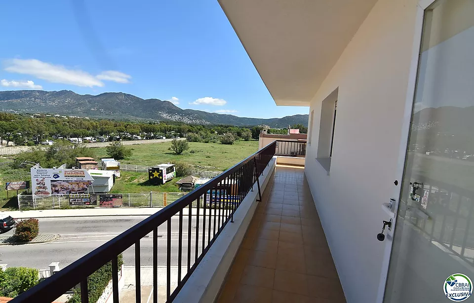 Wohnung - Wohnung zum Verkauf in Roses, 2 Schlafzimmer, 1 Badezimmer, eine große Terrasse mit Blick auf den Kanal und die Berge und ein privater Parkp