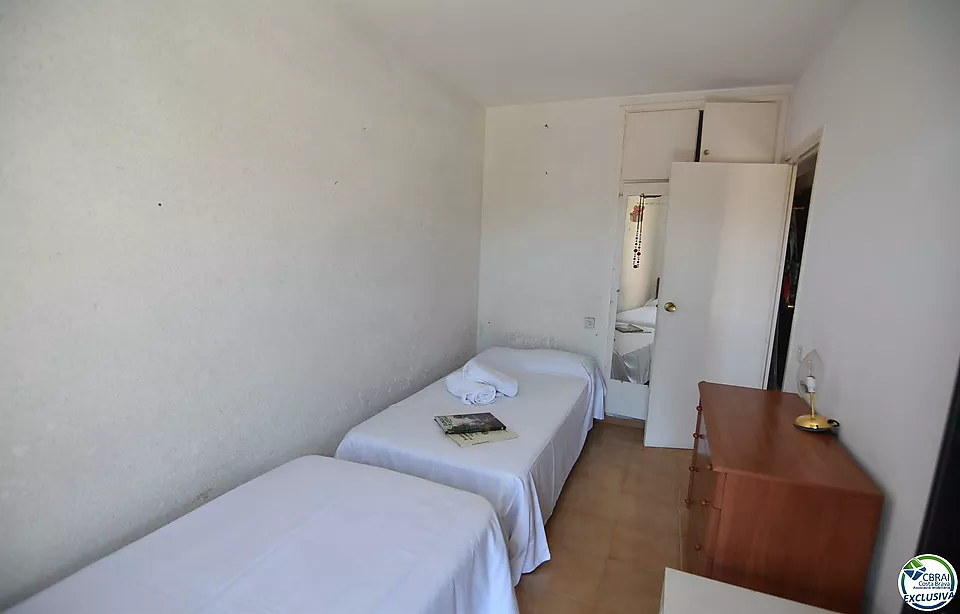 Wohnung - Wohnung zum Verkauf in Roses, 2 Schlafzimmer, 1 Badezimmer, eine große Terrasse mit Blick auf den Kanal und die Berge und ein privater Parkp