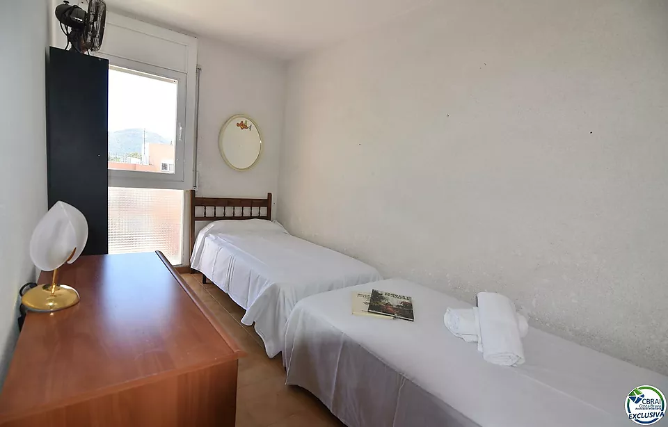 Wohnung - Wohnung zum Verkauf in Roses, 2 Schlafzimmer, 1 Badezimmer, eine große Terrasse mit Blick auf den Kanal und die Berge und ein privater Parkp