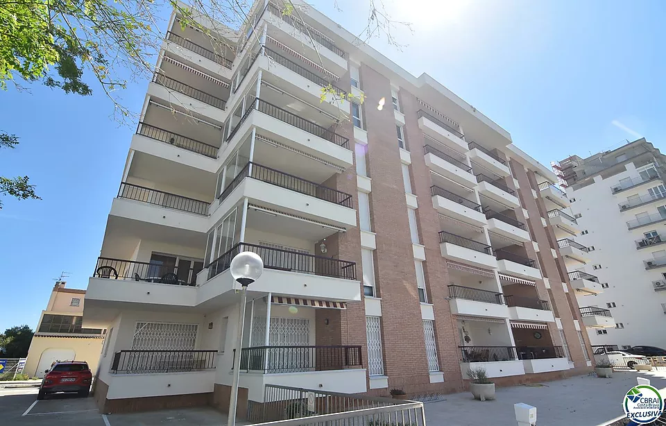 Wohnung - Wohnung zum Verkauf in Roses, 2 Schlafzimmer, 1 Badezimmer, eine große Terrasse mit Blick auf den Kanal und die Berge und ein privater Parkp