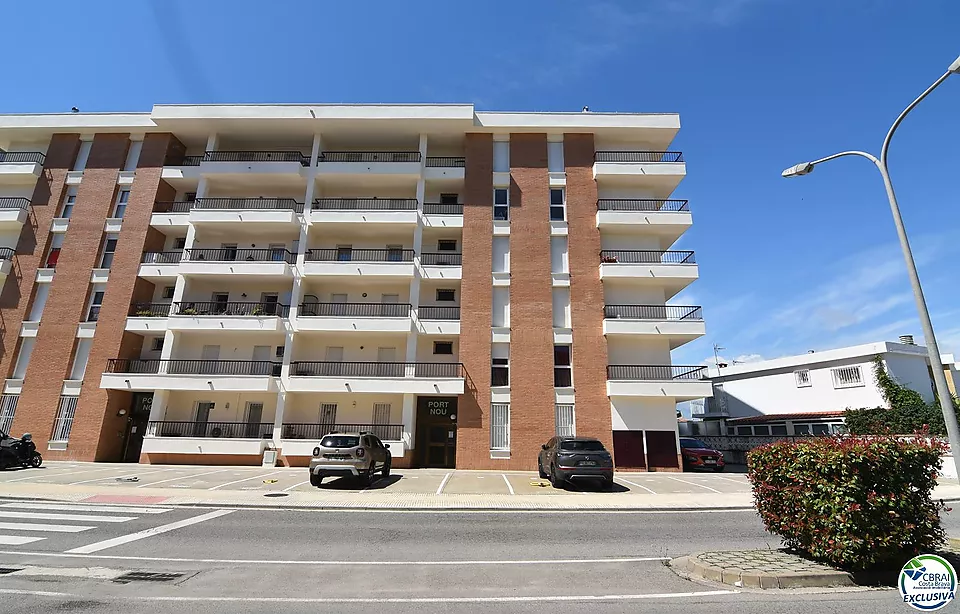 Wohnung - Wohnung zum Verkauf in Roses, 2 Schlafzimmer, 1 Badezimmer, eine große Terrasse mit Blick auf den Kanal und die Berge und ein privater Parkp