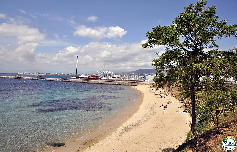 Appartement spacieux avec jardin privé proche de la plage et du centre ville.