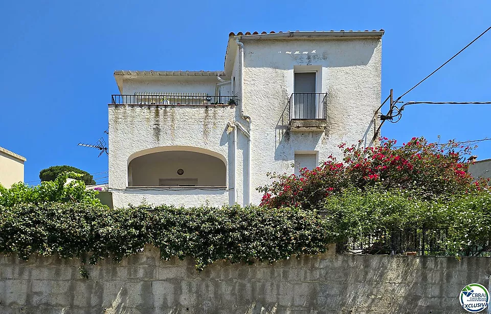 Gran apartament de 3 dormitoris amb boniques vistes a la muntanya a minuts de la platja.