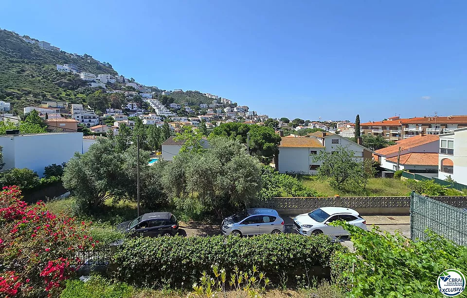 Gran apartament de 3 dormitoris amb boniques vistes a la muntanya a minuts de la platja.