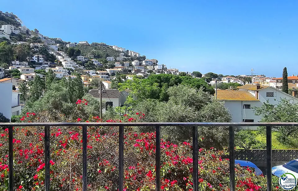 Gran apartament de 3 dormitoris amb boniques vistes a la muntanya a minuts de la platja.