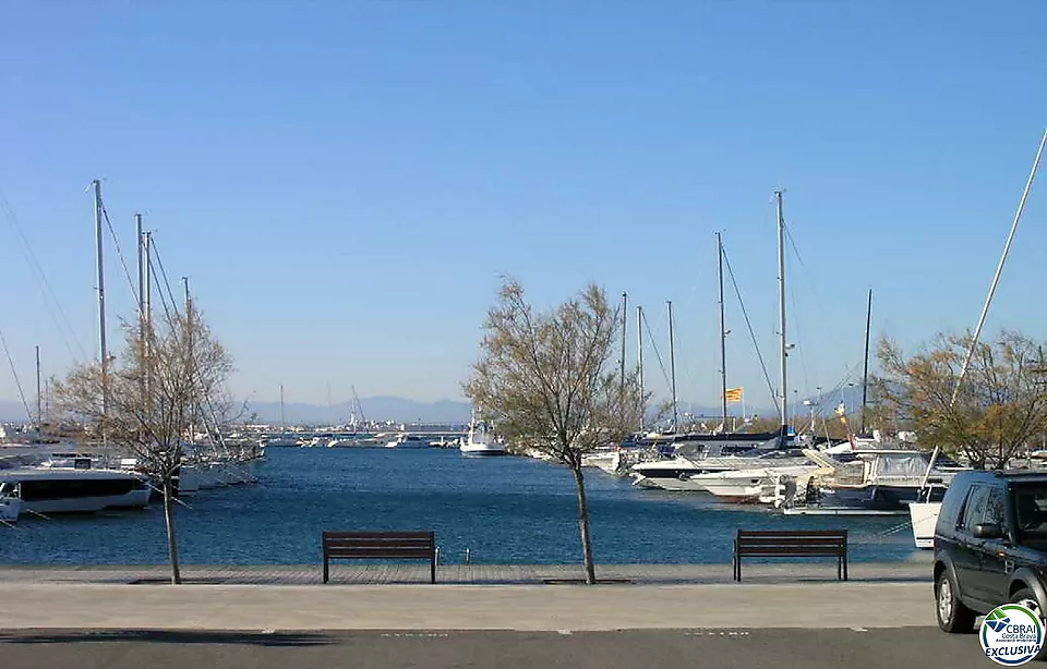 Gran apartament de 3 dormitoris amb boniques vistes a la muntanya a minuts de la platja.