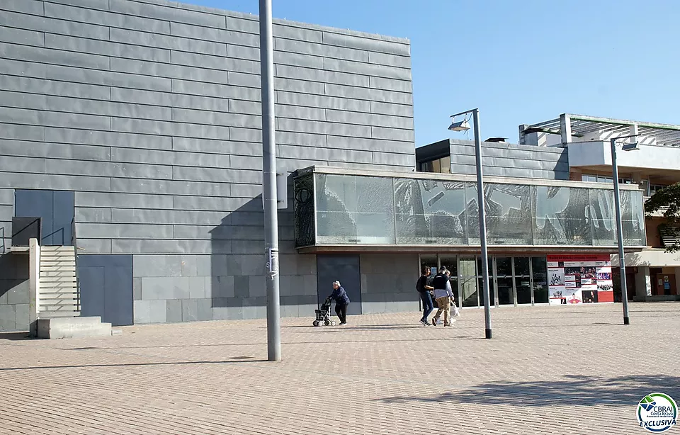 Gran apartament de 3 dormitoris amb boniques vistes a la muntanya a minuts de la platja.