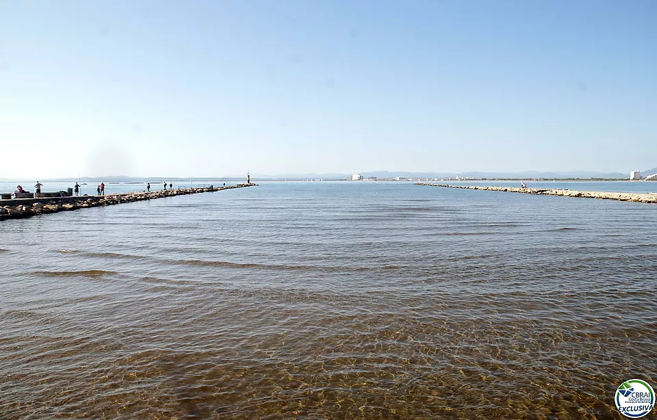 Gran apartament de 3 dormitoris amb boniques vistes a la muntanya a minuts de la platja.