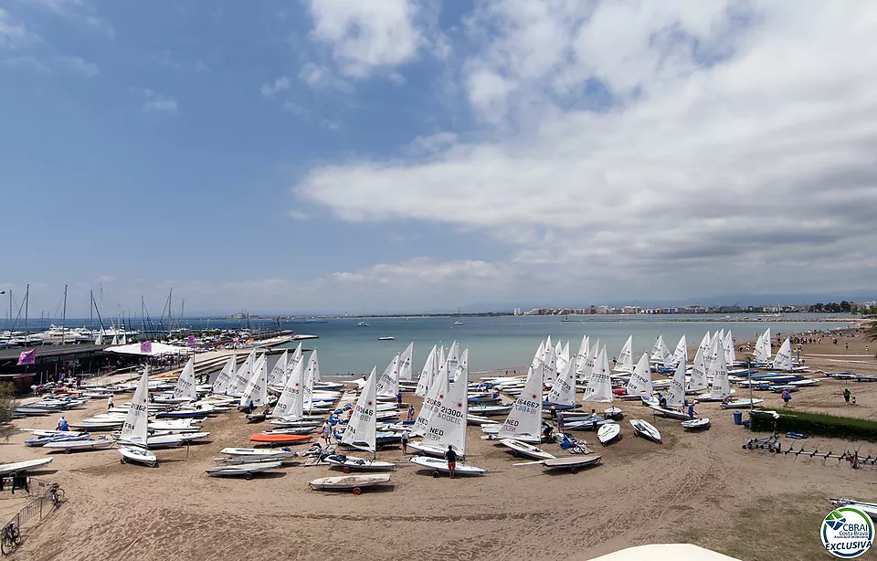 Gran apartament de 3 dormitoris amb boniques vistes a la muntanya a minuts de la platja.