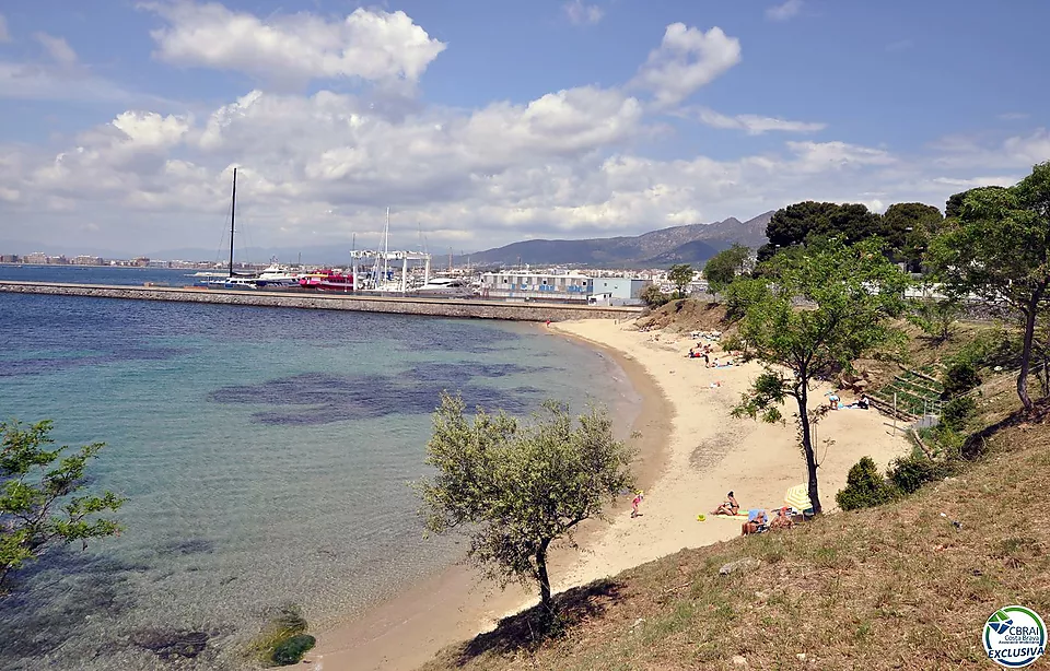 Gran apartament de 3 dormitoris amb boniques vistes a la muntanya a minuts de la platja.