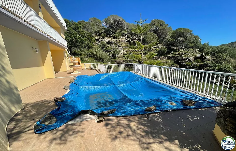 MAGNIFIC XALET DE 253 M2 CONSTRUÏTS, 608 M2 DE PARCEL·LA, BONETES VISTES AL MAR I PISCINA AMB ÀMPLIES TERRASSES. COMPOST DE GARATGE PER A DOS COTXES, 