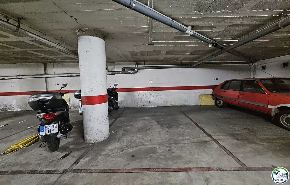 Einfach zu erreichender parkplatz im zentrum von Roses.