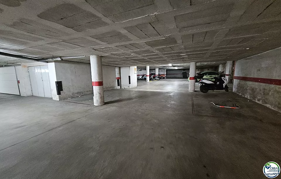 Einfach zu erreichender parkplatz im zentrum von Roses.