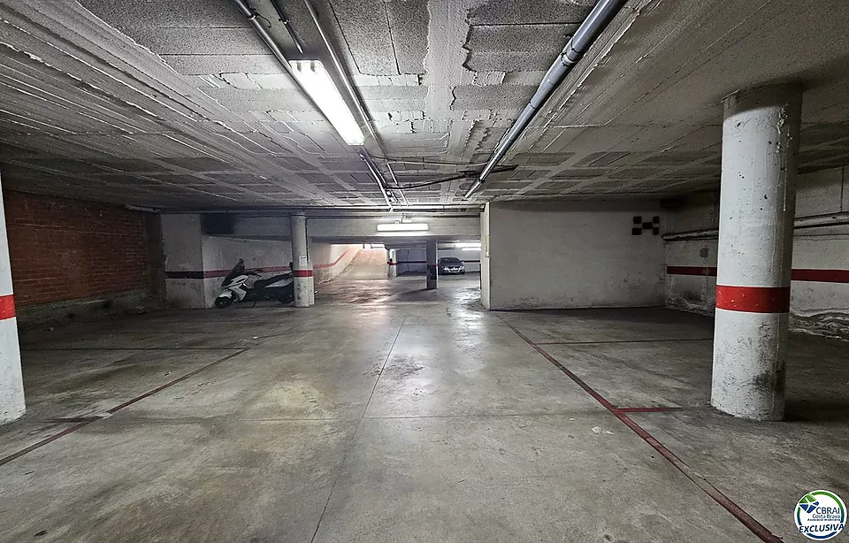 Einfach zu erreichender parkplatz im zentrum von Roses.