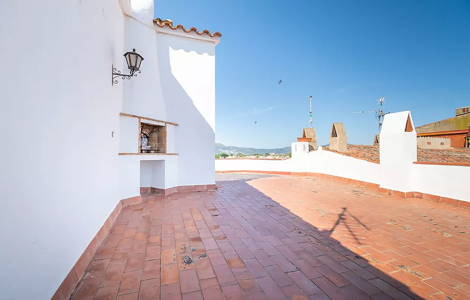 Penthouse apartment with 80m² terrace and mooring in Empuriabrava