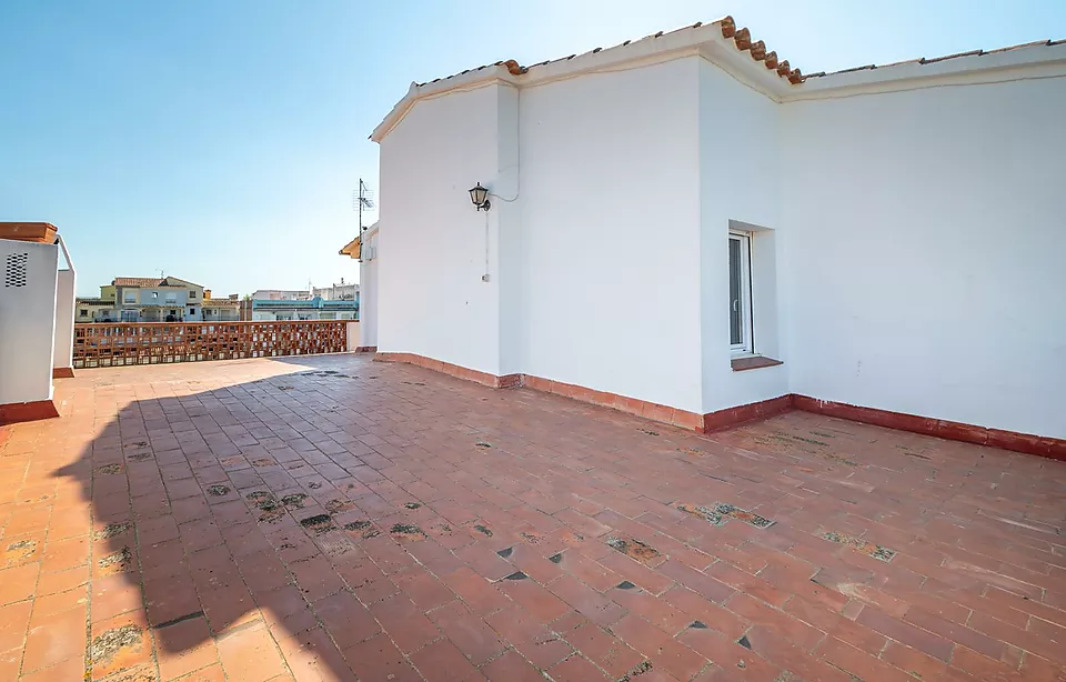 Penthouse apartment with 80m² terrace and mooring in Empuriabrava