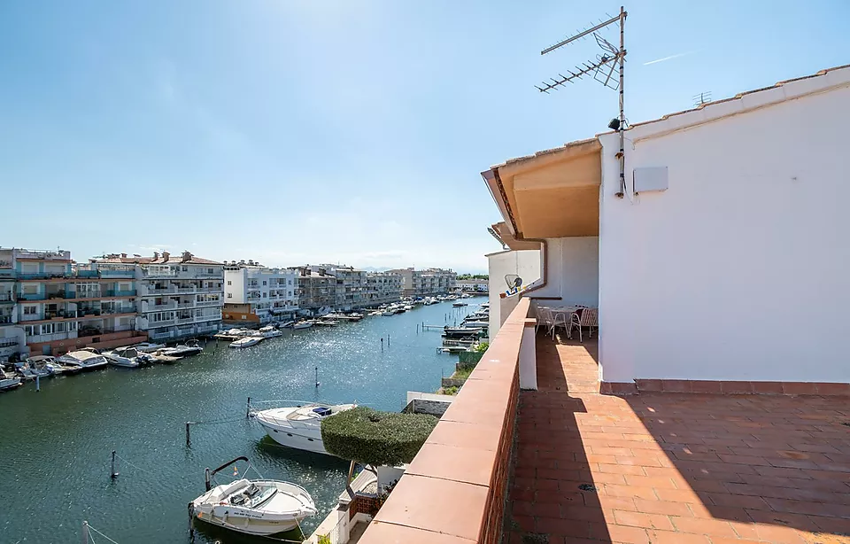 Penthouse apartment with 80m² terrace and mooring in Empuriabrava