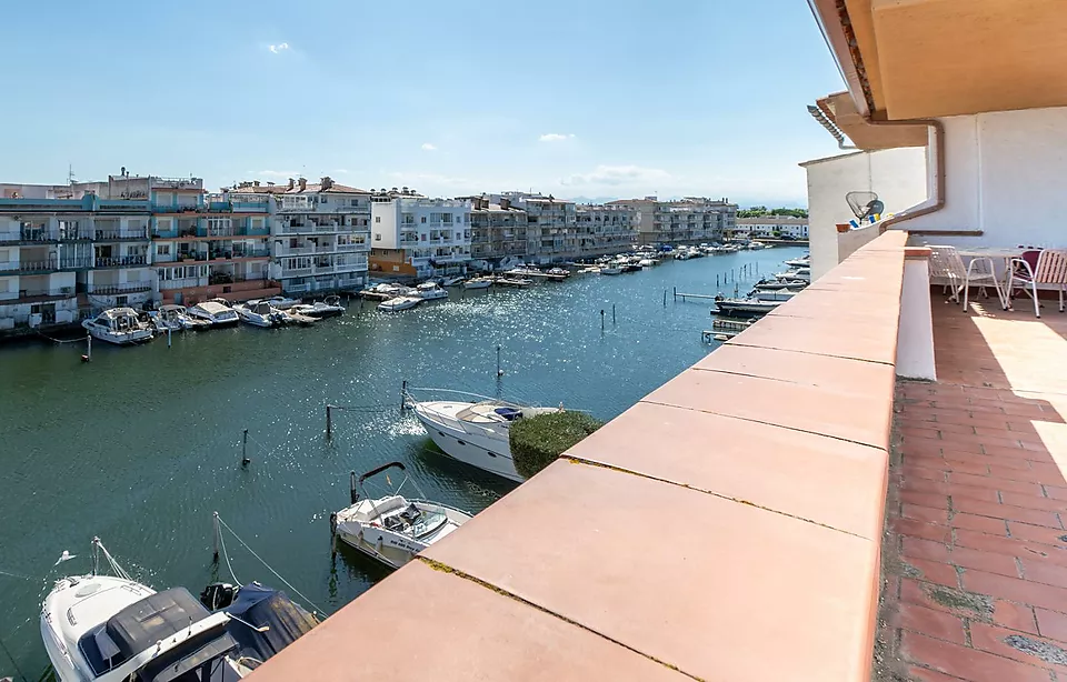 Penthouse apartment with 80m² terrace and mooring in Empuriabrava