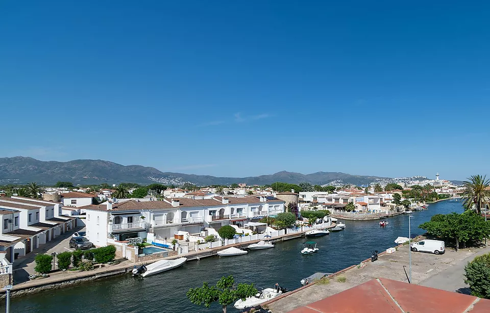 Penthouse apartment with 80m² terrace and mooring in Empuriabrava