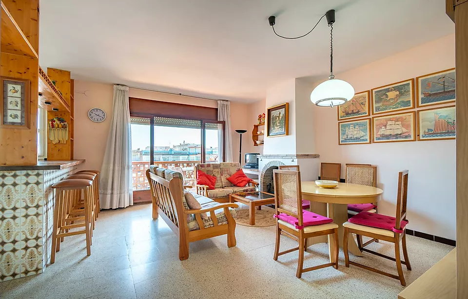 Penthouse apartment with 80m² terrace and mooring in Empuriabrava