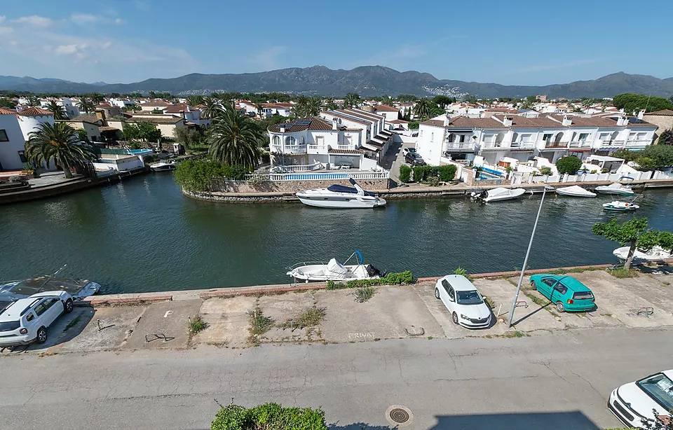 Penthouse apartment with 80m² terrace and mooring in Empuriabrava