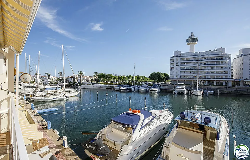 Preciós apartament de vacances reformat en venda al centre d'Empuriabrava amb una magnífica vista al canal