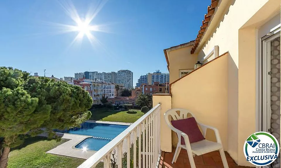 GRAN RESERVA Apartamento reformado con gran terraza y piscinas y jardines comunitarios (con HUTG)