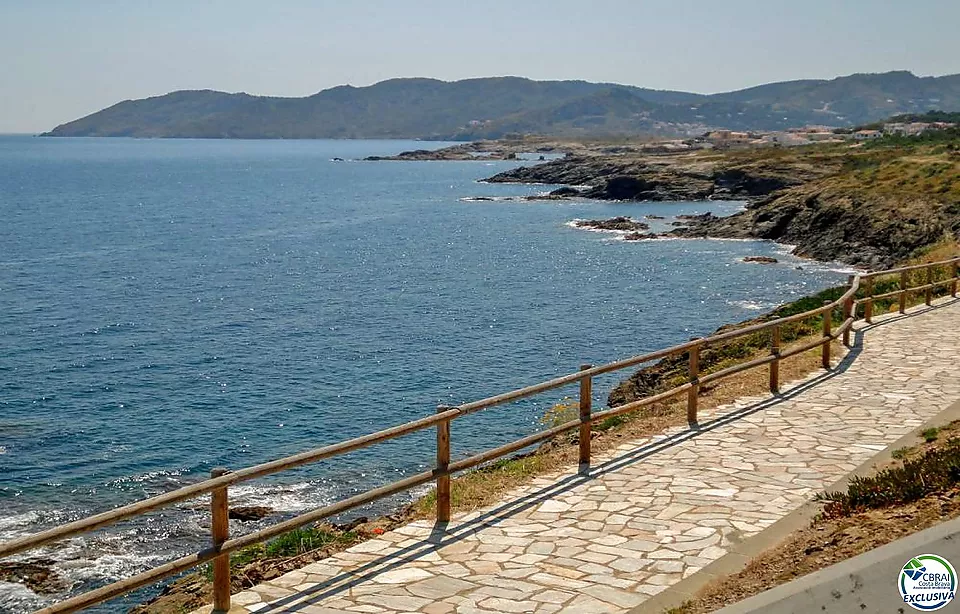 Appartement confortable à 100m de la mer, situé dans l'urbanisation de Fener de Baix, entre Llançà et El Port de la Selva.