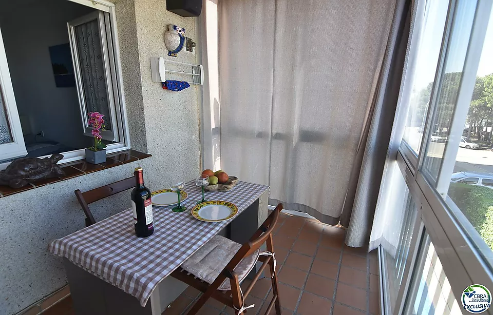 Appartement - Appartement à vendre à Roses, 1 chambre, 1 salle de bain et place de parking privée à l'extérieur.