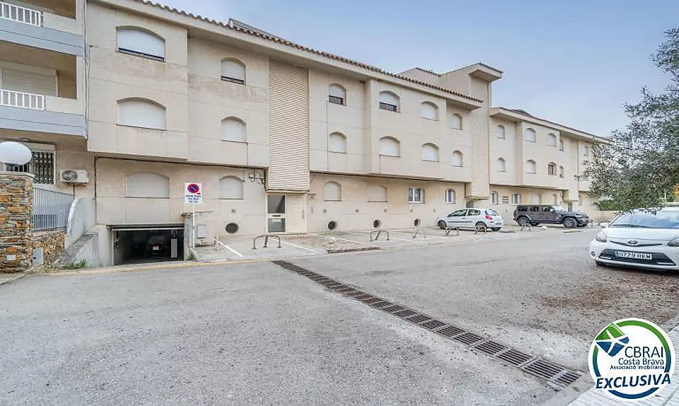 PORT MOXÓ Apartament amb dos dormitoris, vistes al canal i pàrquing exterior privat