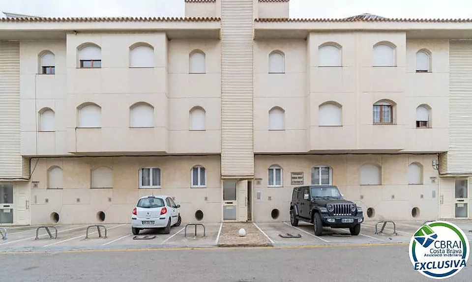 PORT MOXÓ Apartament amb dos dormitoris, vistes al canal i pàrquing exterior privat