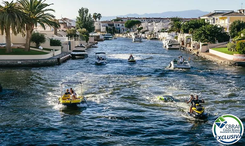 PORT MOXÓ Apartament amb dos dormitoris, vistes al canal i pàrquing exterior privat