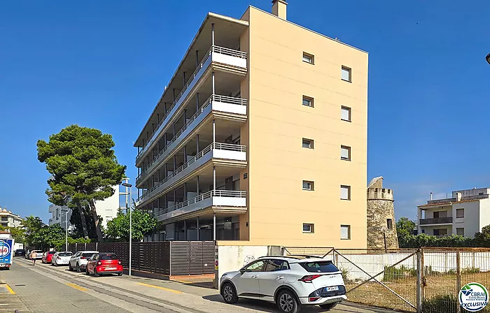 Appartement à Salatar avec vue partielle sur la mer, grande terrasse et parking privé.