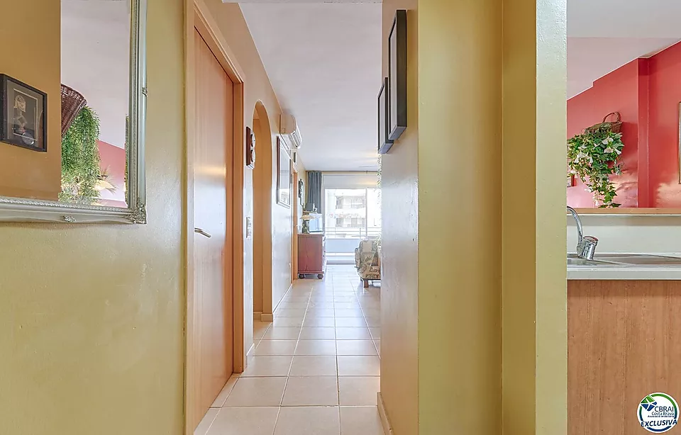 Apartament a Salata amb vista parcial al mar, gran terrassa i aparcament privat.