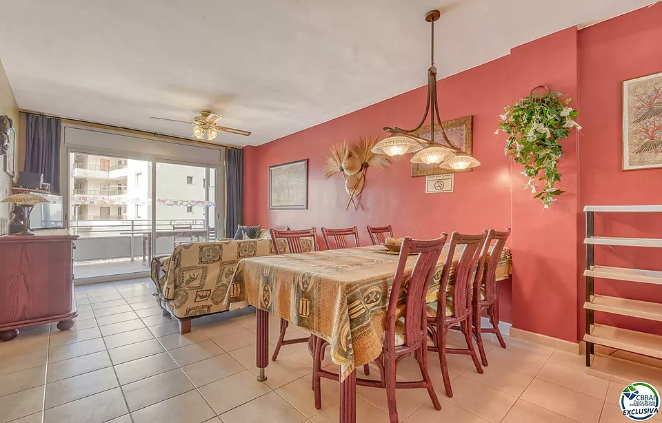 Apartament a Salata amb vista parcial al mar, gran terrassa i aparcament privat.