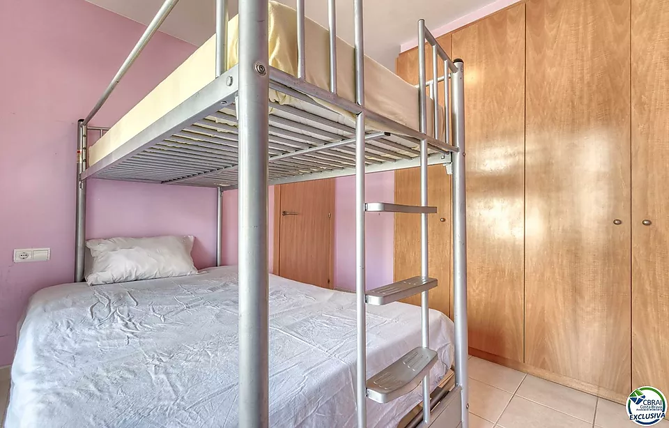 Apartament a Salata amb vista parcial al mar, gran terrassa i aparcament privat.