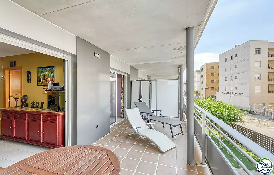 Apartament a Salata amb vista parcial al mar, gran terrassa i aparcament privat.