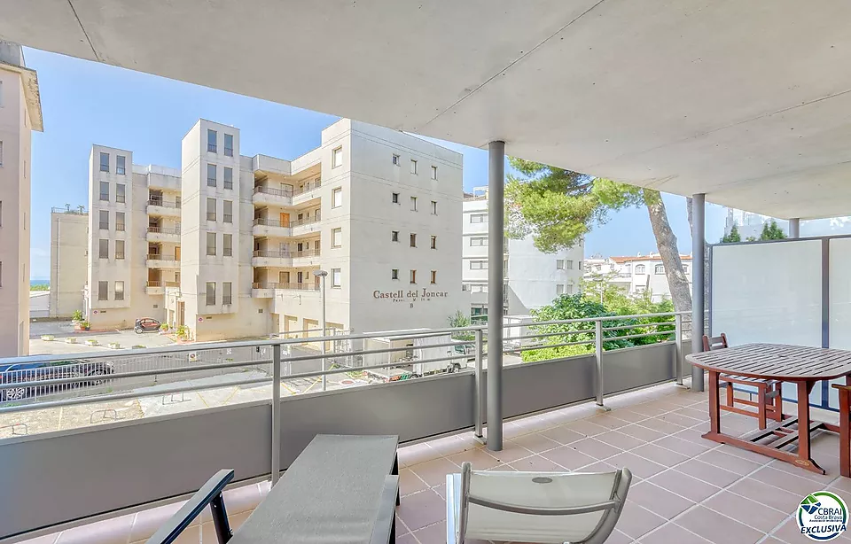 Apartament a Salata amb vista parcial al mar, gran terrassa i aparcament privat.