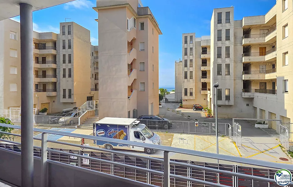 Apartament a Salata amb vista parcial al mar, gran terrassa i aparcament privat.