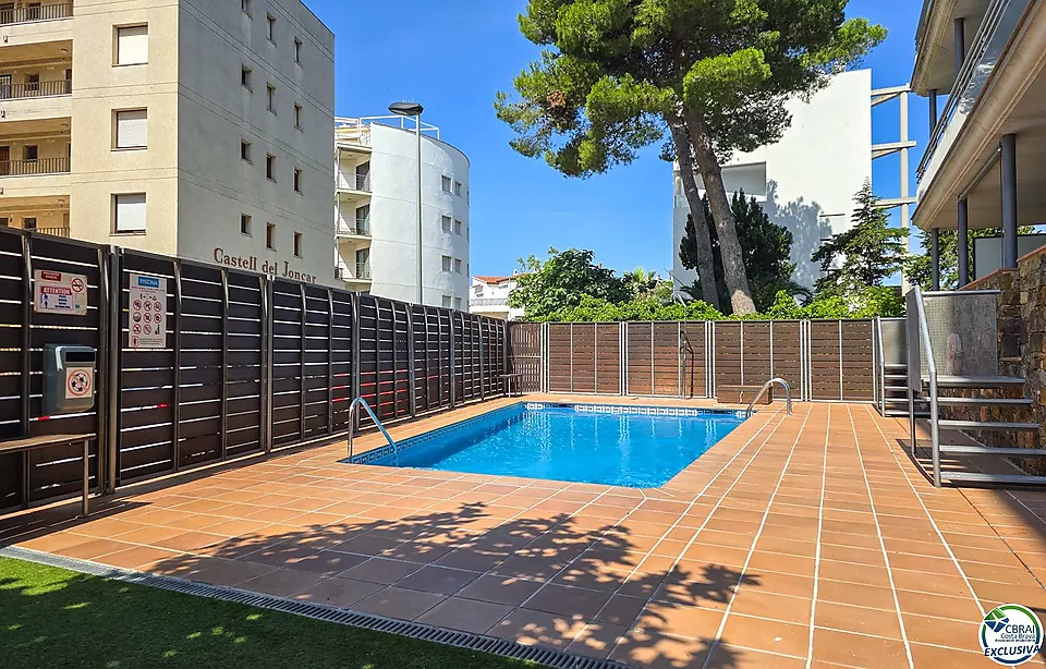 Apartament a Salata amb vista parcial al mar, gran terrassa i aparcament privat.